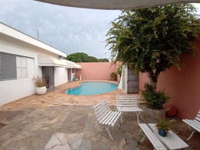 Casa com 250m² 2 quartos e 2 banheiros, à venda, no bairro Centro em São João da Boa Vista