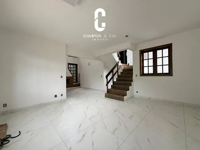 Casa com 350m² 3 quartos e 3 banheiros, à venda, no bairro Vila Pora em Campos do Jordão