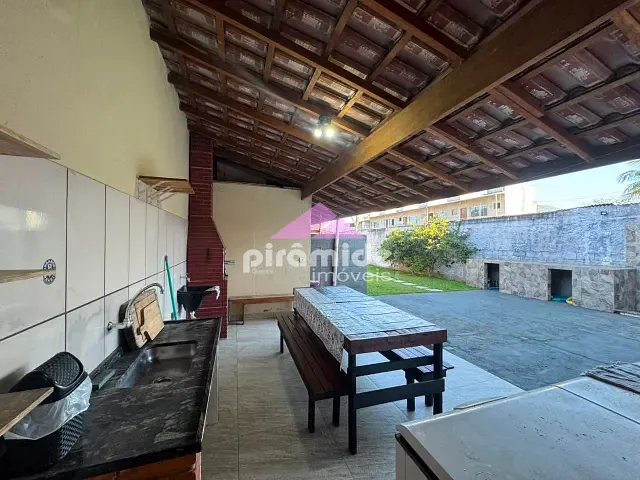 Casa com 600m² 4 quartos e 4 banheiros, à venda, no bairro Maranduba em Ubatuba