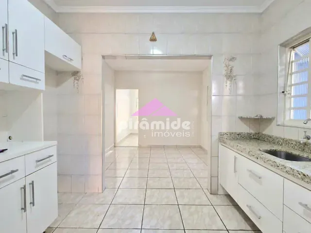 Casa 2 quartos e 1 banheiro, à venda, no bairro Bosque dos Eucaliptos em São José dos Campos