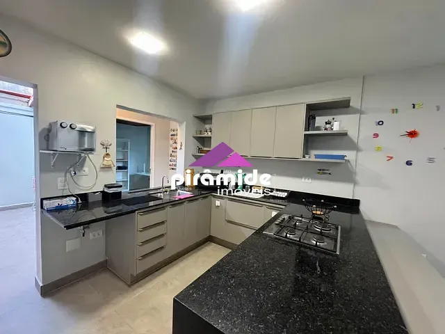 Casa 4 quartos e 3 banheiros, à venda ou para alugar, no bairro Massaguaçu em Caraguatatuba