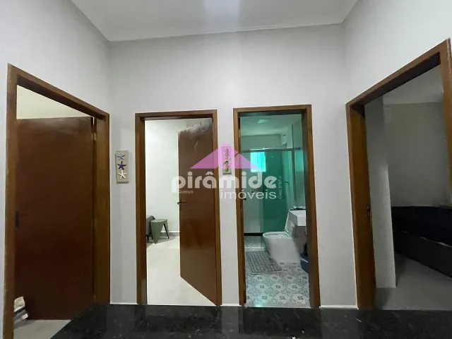 Casa 4 quartos e 3 banheiros, à venda ou para alugar, no bairro Massaguaçu em Caraguatatuba