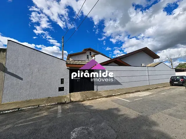 Casa com 300m² 4 quartos e 5 banheiros, à venda, no bairro Vila Industrial em São José dos Campos