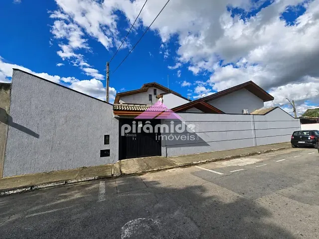 Casa com 300m² 4 quartos e 5 banheiros, à venda, no bairro Vila Industrial em São José dos Campos