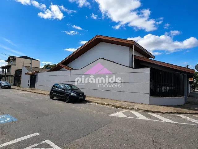 Casa com 300m² 4 quartos e 5 banheiros, à venda, no bairro Vila Industrial em São José dos Campos