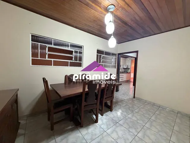 Casa com 300m² 3 quartos e 2 banheiros, à venda, no bairro Parque Industrial em São José dos Campos