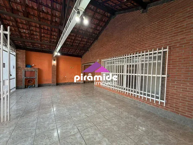 Casa com 300m² 3 quartos e 2 banheiros, à venda, no bairro Parque Industrial em São José dos Campos
