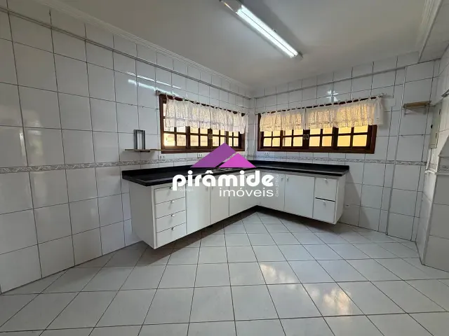 Casa com 250m² 4 quartos e 2 banheiros, à venda, no bairro Jardim das Indústrias em São José dos Campos