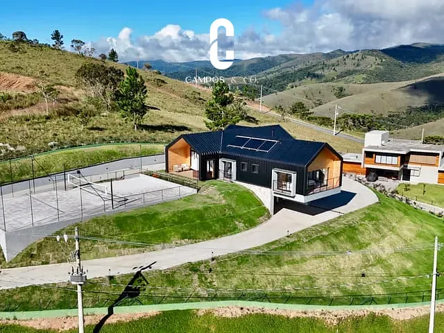 Casa com 2200m² 3 quartos e 6 banheiros, à venda, no bairro Condomínio Iporanga em Campos do Jordão