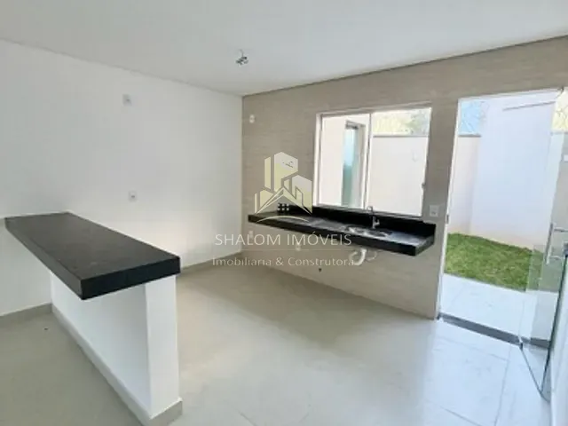 Casa 2 quartos e 2 banheiros, à venda, no bairro Parque Xangri-Lá em Contagem