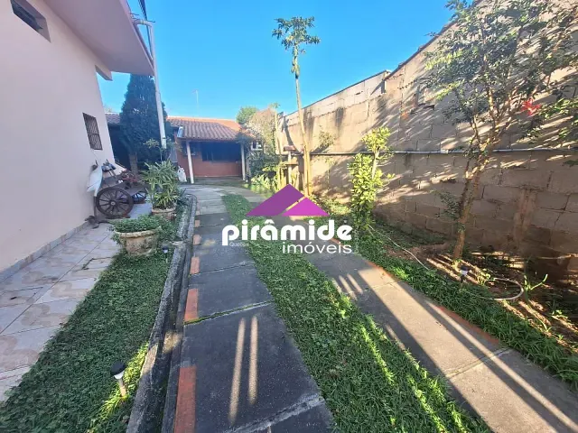 Casa com 360m² 3 quartos e 1 banheiro, à venda, no bairro Jardim Britânia em Caraguatatuba