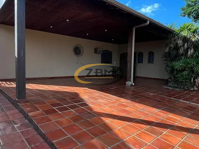 Casa com 450m² 3 quartos e 3 banheiros, à venda, no bairro Champagnat em Londrina