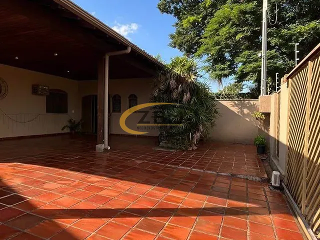 Casa com 450m² 3 quartos e 3 banheiros, à venda, no bairro Champagnat em Londrina