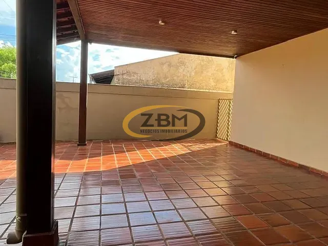 Casa com 450m² 3 quartos e 3 banheiros, à venda, no bairro Champagnat em Londrina