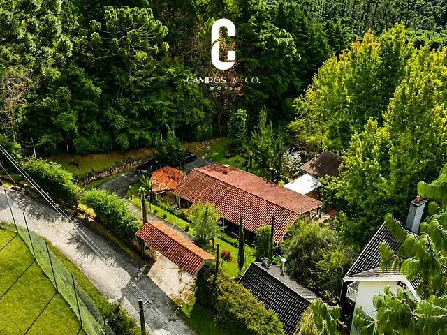 Casa com 1200m² 3 quartos e 4 banheiros, à venda, no bairro Vila Silvia em Campos do Jordão