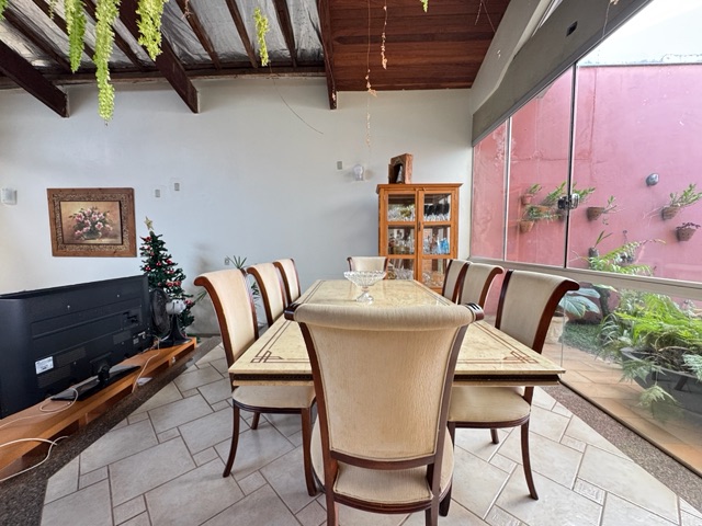 Casa 4 quartos e 6 banheiros, à venda, no bairro Jardim Presidente em Londrina