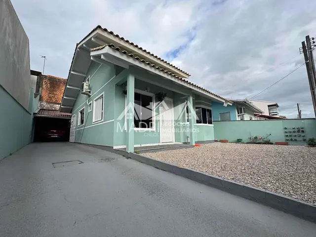 Casa com 200m² 3 quartos e 2 banheiros, à venda, no bairro Madri em Palhoça