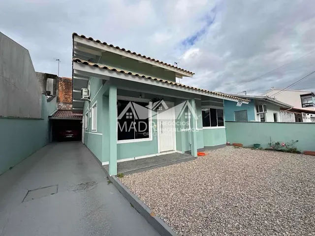 Casa com 200m² 3 quartos e 2 banheiros, à venda, no bairro Madri em Palhoça