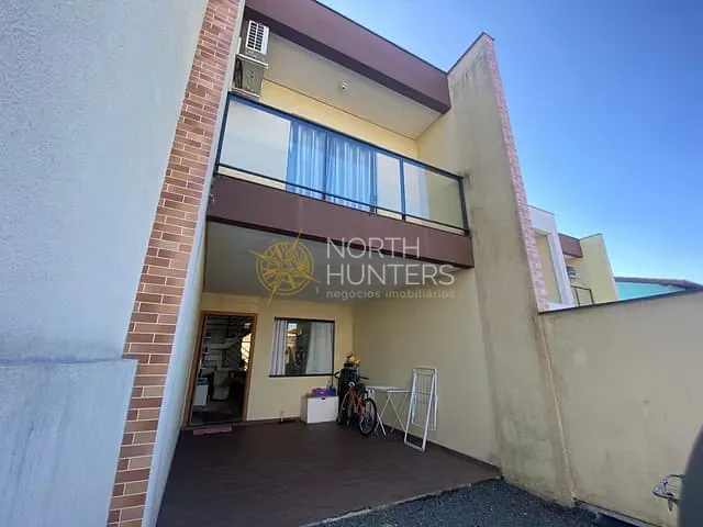 Casa 3 quartos e 3 banheiros, à venda, no bairro Jardim Iririú em Joinville