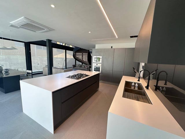 Casa com 700m² 4 quartos e 8 banheiros, à venda, no bairro Jardim Luzitânia em São Paulo