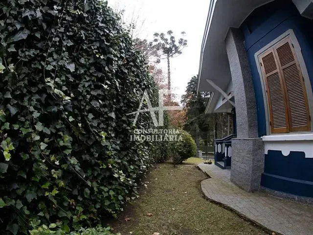 Casa com 1000m² 4 quartos e 3 banheiros, à venda, no bairro Capivari em Campos do Jordão
