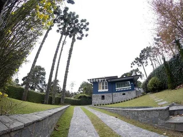 Casa com 1000m² 4 quartos e 3 banheiros, à venda, no bairro Capivari em Campos do Jordão
