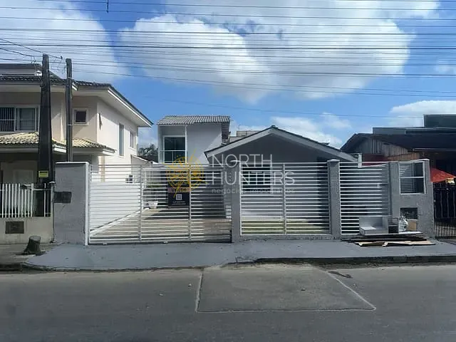 Casa com 135m² 4 quartos e 4 banheiros, à venda, no bairro Vila Nova em Joinville