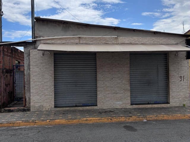 Casa com 300m² 3 quartos e 2 banheiros, à venda, no bairro Centro em Extrema