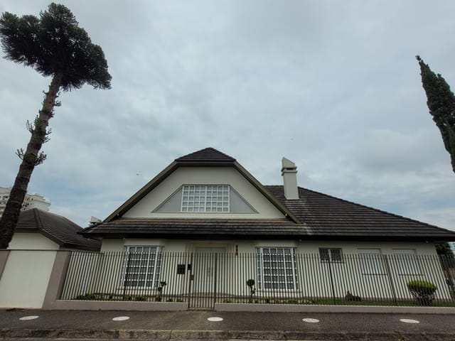 Casa com 495m² 4 quartos e 5 banheiros, à venda, no bairro Orfãs em Ponta Grossa