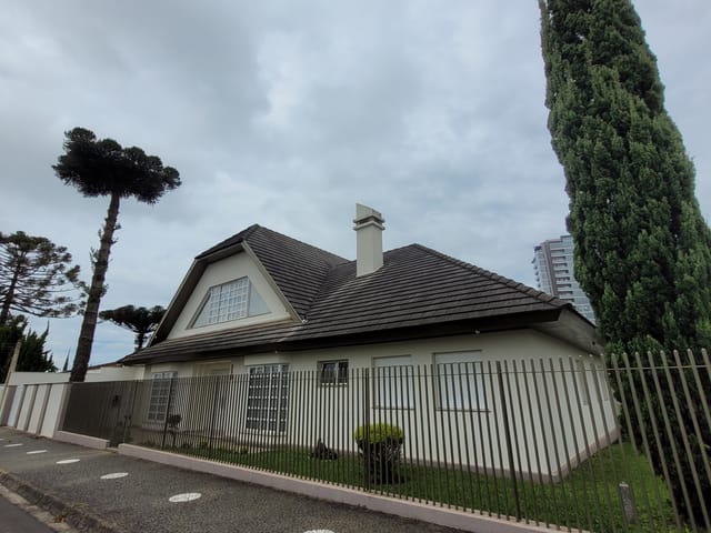 Casa com 495m² 4 quartos e 5 banheiros, à venda, no bairro Orfãs em Ponta Grossa