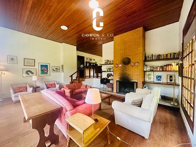 Casa com 2120m² 4 quartos e 4 banheiros, à venda, no bairro Nova Capivari em Campos do Jordão