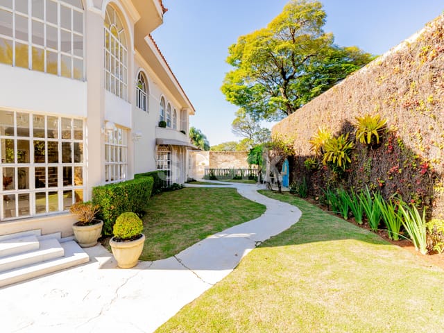 Casa com 750m² 5 quartos e 6 banheiros, à venda ou para alugar, no bairro Jardim Everest em São Paulo