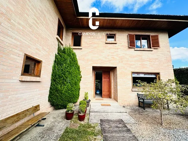 Casa com 1050m² 5 quartos e 6 banheiros, à venda ou para alugar, no bairro Vila Everest em Campos do Jordão