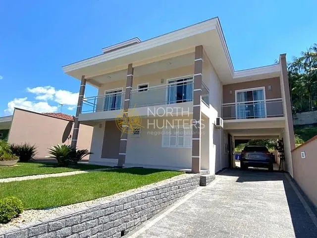 Casa com 344m² 4 quartos e 3 banheiros, à venda, no bairro São Marcos em Joinville