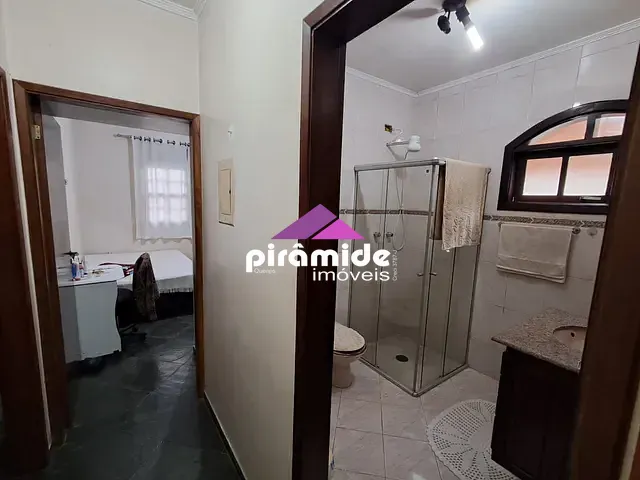 Casa com 300m² 3 quartos e 2 banheiros, à venda, no bairro Parque Industrial em São José dos Campos