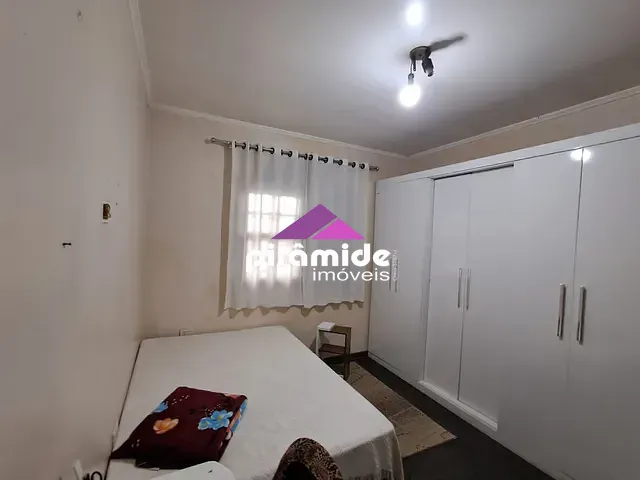 Casa com 300m² 3 quartos e 2 banheiros, à venda, no bairro Parque Industrial em São José dos Campos