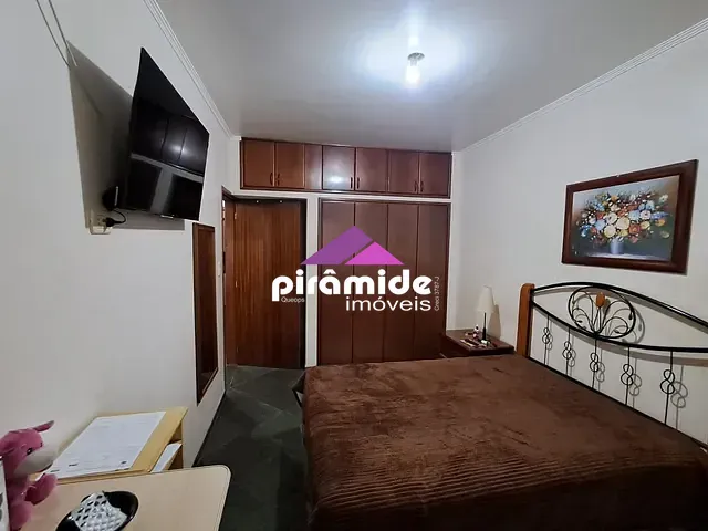 Casa com 300m² 3 quartos e 2 banheiros, à venda, no bairro Parque Industrial em São José dos Campos