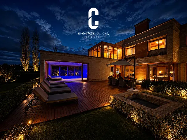 Casa com 1739m² 6 quartos e 8 banheiros, à venda, no bairro Vila Capivari em Campos do Jordão