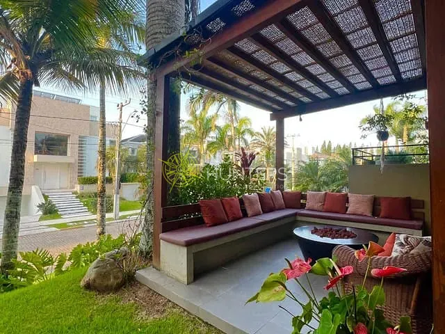 Casa com 600m² 5 quartos e 6 banheiros, à venda ou para alugar, no bairro Jurerê Internacional em Florianópolis