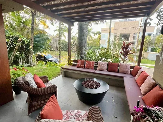 Casa com 600m² 5 quartos e 6 banheiros, à venda ou para alugar, no bairro Jurerê Internacional em Florianópolis