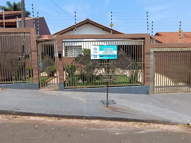 Casa com 200m² 3 quartos e 1 banheiro, à venda, no bairro Conjunto Habitacional Waldomiro M Gomes em Cambé
