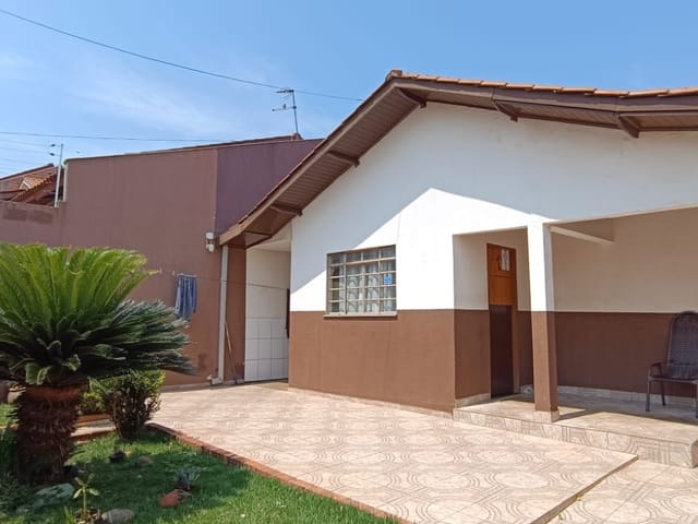 Casa com 200m² 3 quartos e 1 banheiro, à venda, no bairro Conjunto Habitacional Waldomiro M Gomes em Cambé