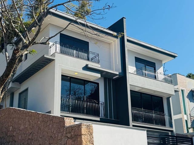 Casa 3 quartos e 4 banheiros, à venda, no bairro Cachoeira do Bom Jesus em Florianópolis