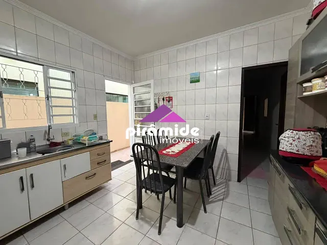 Casa com 150m² 3 quartos e 2 banheiros, à venda, no bairro Jardim Portugal em São José dos Campos