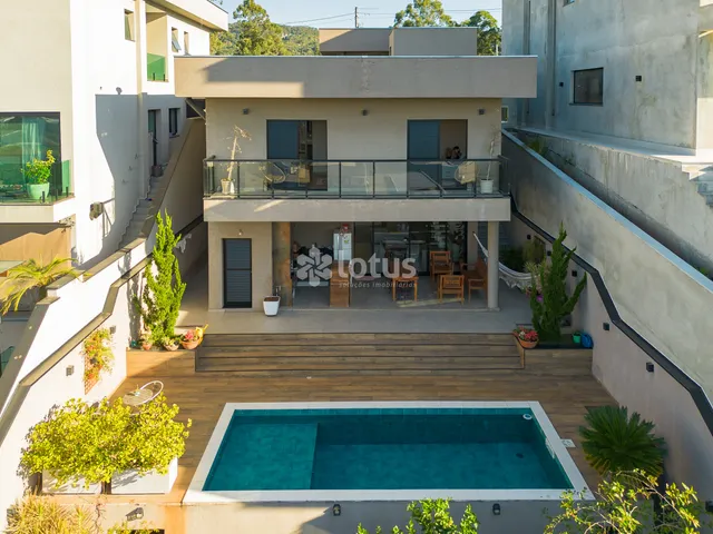 Casa 3 quartos e 4 banheiros, à venda, no bairro Sítio do Morro em Santana de Parnaíba