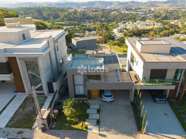 Casa 3 quartos e 4 banheiros, à venda, no bairro Sítio do Morro em Santana de Parnaíba