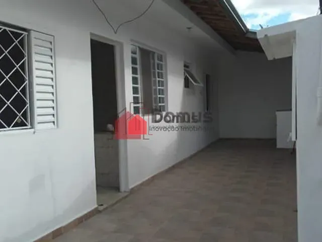 Casa à venda, no bairro Jardim Independência em Taubaté