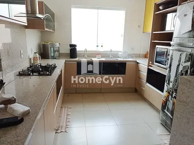 Casa com 400m² 4 quartos e 5 banheiros, para alugar, no bairro Jardins Valência em Goiânia