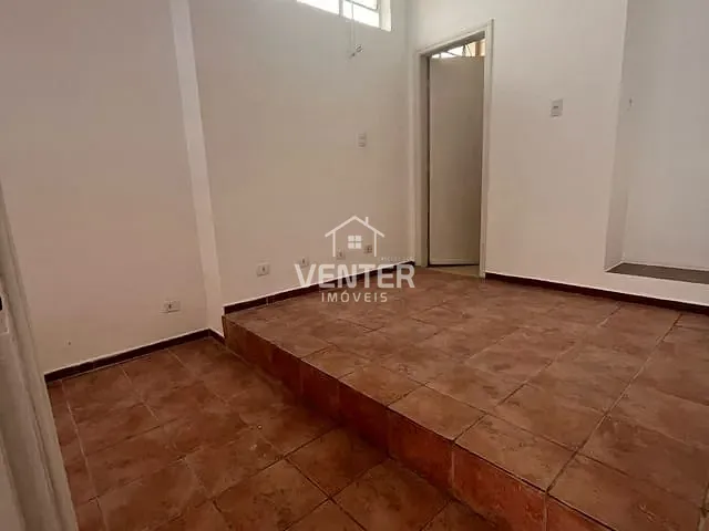 Casa com 180m² 3 quartos e 2 banheiros, para alugar, no bairro Jardim Russi em Taubaté