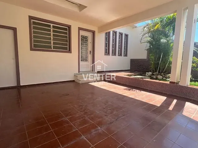 Casa com 180m² 3 quartos e 2 banheiros, para alugar, no bairro Jardim Russi em Taubaté